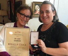 Dª  LILY GUZMÁN RECIBE LA MEDALLA CÍVICA DE LA UIM